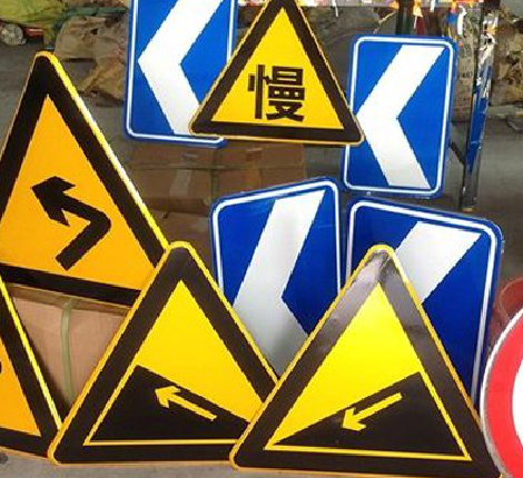 富县标识标牌中颜色的确定是很重要的。