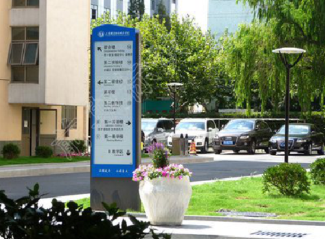 富县传统的学校标识系统有什么问题？